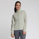 Portret van een lachend model in een zandkleurig Rogelli Essential hardloopjack met opstaande kraag.