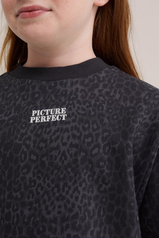 Donkergrijs oversized sweat jurkje met luipaardprint en 'PICTURE PERFECT' opdruk.