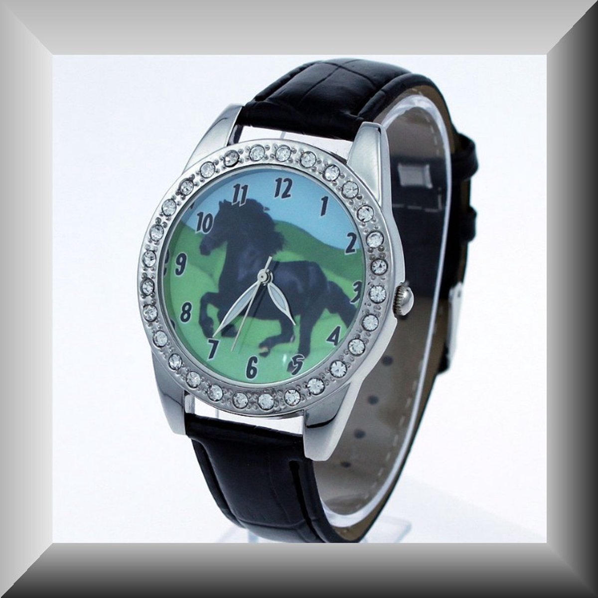 Hetty'S - Elegant horloge met Fries paard & schitterende zirconia’s - Diverse kleuren - Witte - Rode - Zwarte en Roze band