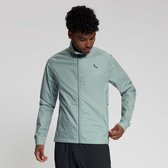 Model draagt een lichtgrijsgroen sportjack met rits en zwarte broek.
