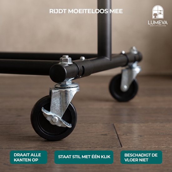 Detailopname van de zwenkwielen van een zwart kledingrek. "Draait alle kanten op".