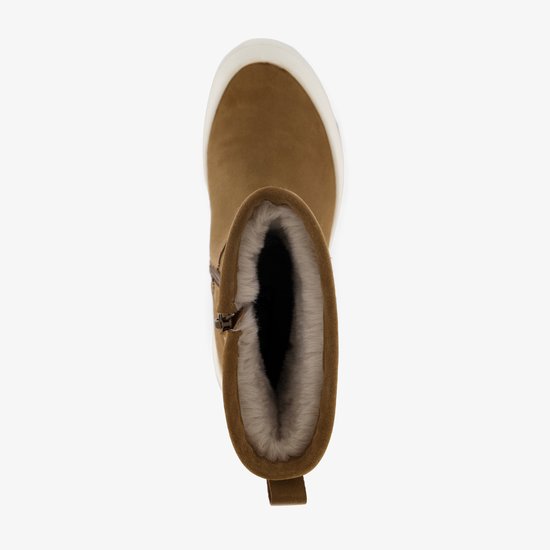 Bovenaanzicht van bruine suède laars met ritssluiting en zachte, beige gevoerde binnenkant.