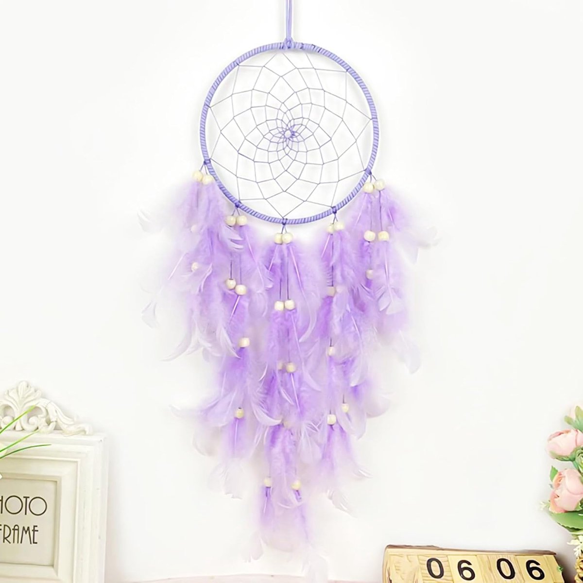 Macramé dromenvanger paars van veren, handgemaakt, prachtig en creatief, als cadeau