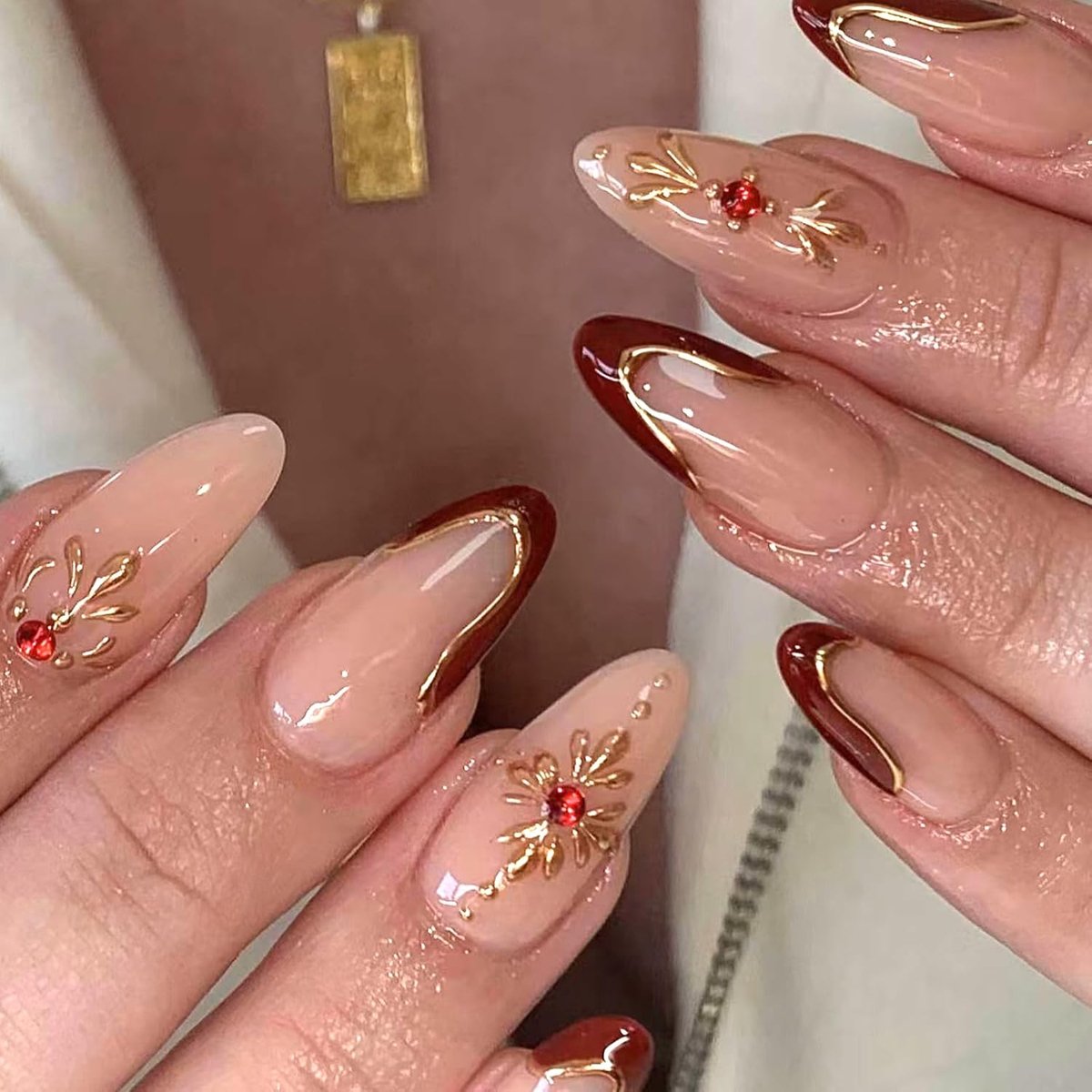 24 stuks nagels om op te plakken, amandel, French press on nails, medium rode strass-steentjes, acrylnagels, gouden bloemen, kunstnagels, natuurlijke herbruikbare valse nagels voor vrouwen