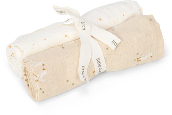 Twee swaddles, één met sterrenprint in crème, de andere beige met eenden en sterren. Gebonden met een lint van Little Dutch.