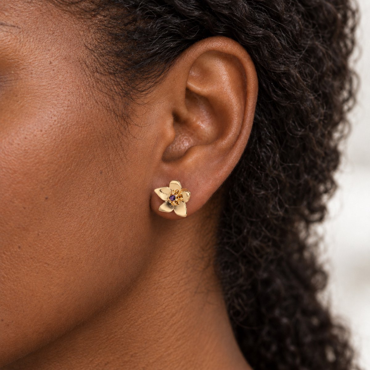 Maevi® Geboortebloem Oorbellen - Maand: Februari - Kleur: Goud - Geboortebloem & Geboortesteen - RVS / Stainless Steel - Hoge Kwaliteit - Verkleurt niet - Oorknopjes / Oorbel - Cadeau voor Vrouwen / Geboorte / Mama / Moeder / Kraamcadeau