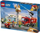 LEGO City Brand bij het Hamburgerrestaurant - 60214 + LEGO 4+ City Vuilniswagen - 60220