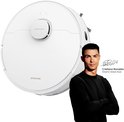 Witte Dreame robotstofzuiger met LIDAR navigatie, naast Cristiano Ronaldo, Dreame Global Ambassador.