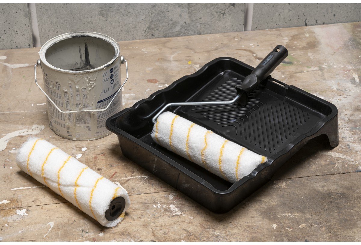 BLACK+DECKER Verfrollerbak Set 4-delig - Inclusief 2 Rollers en Rollerframe - Groot Formaat voor Efficiënt Werken - Geschikt voor Renovatieklussen - 40x29 cm - Zwart