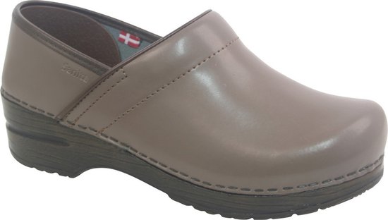 Taupe leren Sanita klomp met een bruin lederen bies en bruine zool.