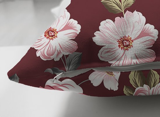 Bordeauxrode kussenhoes met lichtroze bloemenprint en een rits.