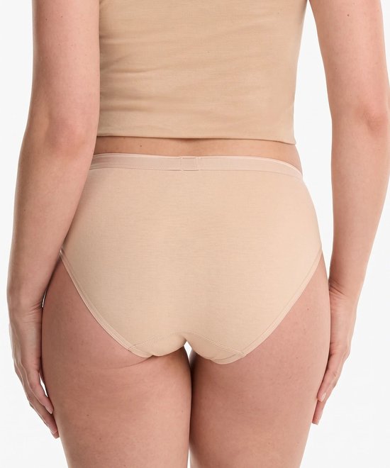Achterkant van een beige slip gedragen door een model met een beige hemdje.