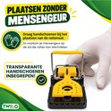 Hand met een witte handschoen die de zwarte en gele rattenval bedient om mensengeur te vermijden.