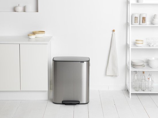 Mat stalen Brabantia prullenbak met voetpedaal in een moderne keuken.
