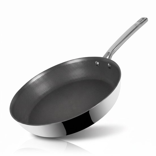 Grijze koekenpan met een roestvrijstalen handvat en een opvallende honingraatstructuur aan de binnenkant.