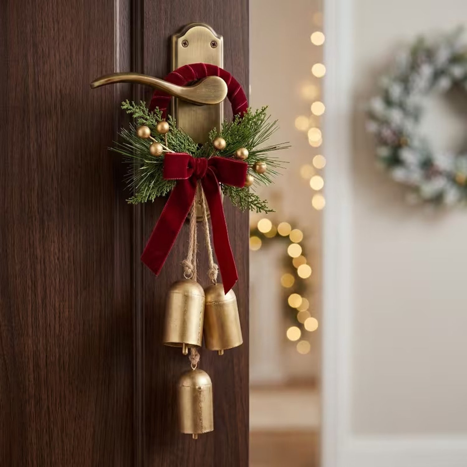 PZCC Kerstbellen Decoratie - Kerstversiering met Fluwelen Strik en Dennentakken - Gouden Hangende Belornamenten voor Kerstboom en Deur - 45 cm - Bordeauxrood en Goud groen