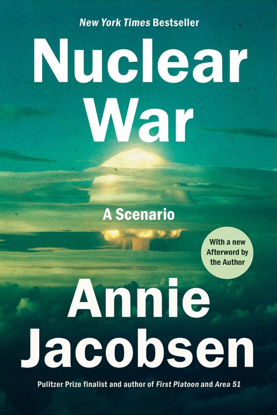 Boekomslag van Nuclear War door Annie Jacobsen met een kernexplosie tegen een groene achtergrond.