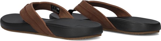 Paar bruine Reef slippers met dikke zwarte zolen en bruine banden.
