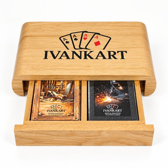 Eikenhouten doos met IVANKART-logo, gevuld met een Wood Edition en een Metal Edition pokerdeck.
