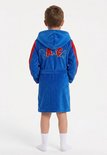 Kind van achteren gezien in een blauwe badjas met capuchon, rode mouwstrepen en 'BARÇA' op de rug.