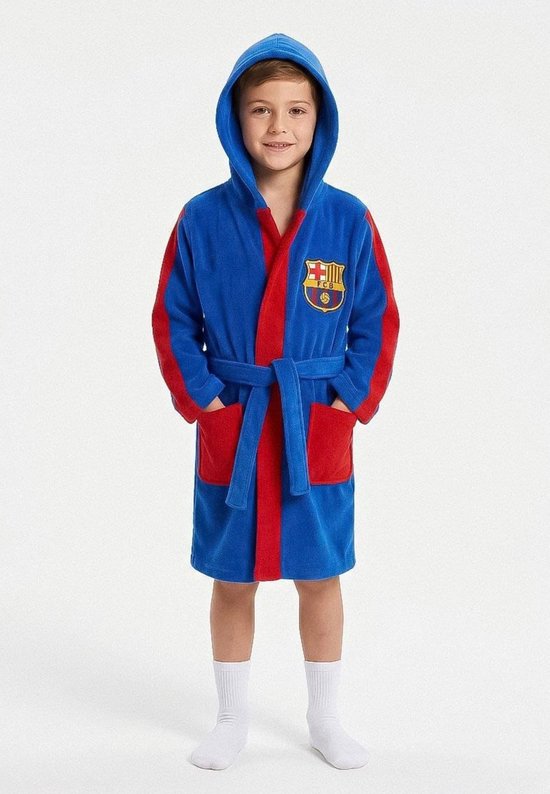 Kind in een blauwe badjas met capuchon, rode accenten, ceintuur en het FC Barcelona-embleem op de borst.