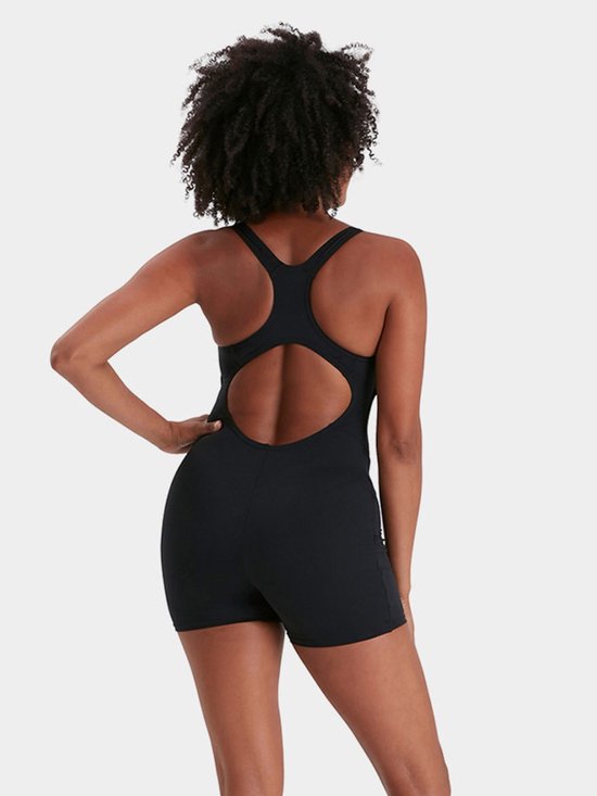 Achteraanzicht van een zwart Speedo sportbadpak met racerback en broekspijpen.