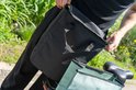 Zwarte Voltano koeltas met handvatten, deels in een groen fietstascompartiment geplaatst.