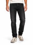 Model draagt zwarte regular fit Cars Jeans met used-look wassing en subtiele logo-opdruk op de zak.