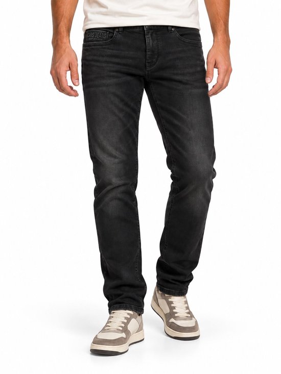 Model draagt zwarte regular fit Cars Jeans met used-look wassing en subtiele logo-opdruk op de zak.
