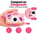 Compacte roze eenhoorncamera in hand gehouden, met microSD-sleuf en USB-C oplaadpoort.