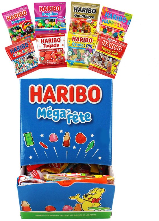 Blauwe Haribo Méga Fête displaydoos vol uitdeelzakjes, met daarboven een assortiment aan Haribo snoepzakjes uitgestald.