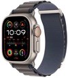 Blauwe Alpine Loop nylon sportband voor Apple Watch met verstelbare metalen C-haaksluiting.