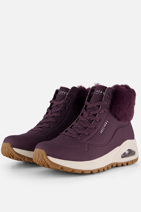 Paar paarse veterboots met witte zolen, bontkragen en Skechers logo.