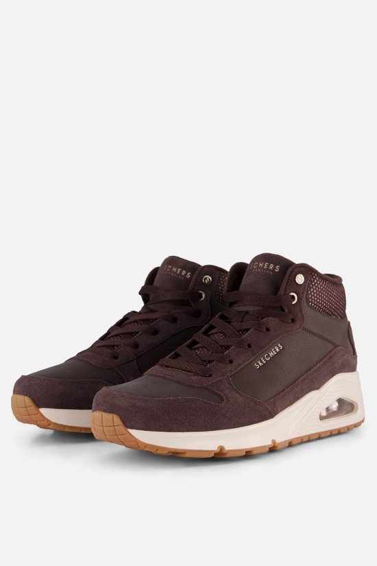 Bruine Skechers dames sneakers van suède en leer, met veters en een witte zool.