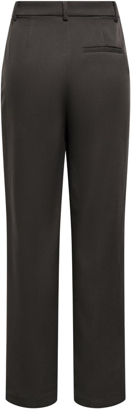 Achteraanzicht van de donkerbruine pantalon met een paspelzak.