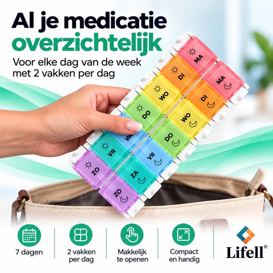 Hand die een gekleurd Lifell pillendoosje in een tas stopt; 14 vakken voor dag en avond.