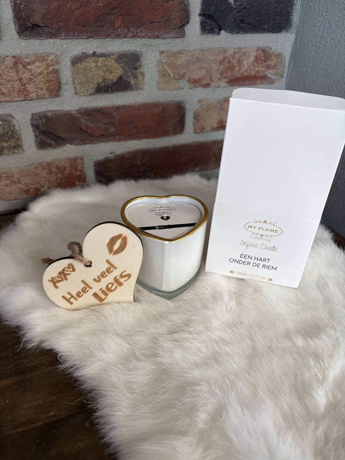 Creaties van hier SOJAKAARS - EEN HART ONDER DE RIEM - GEUR: FRESH COTTON - 8,5 cm x 7 cm - 20 uur - biologisch - met houten hartje