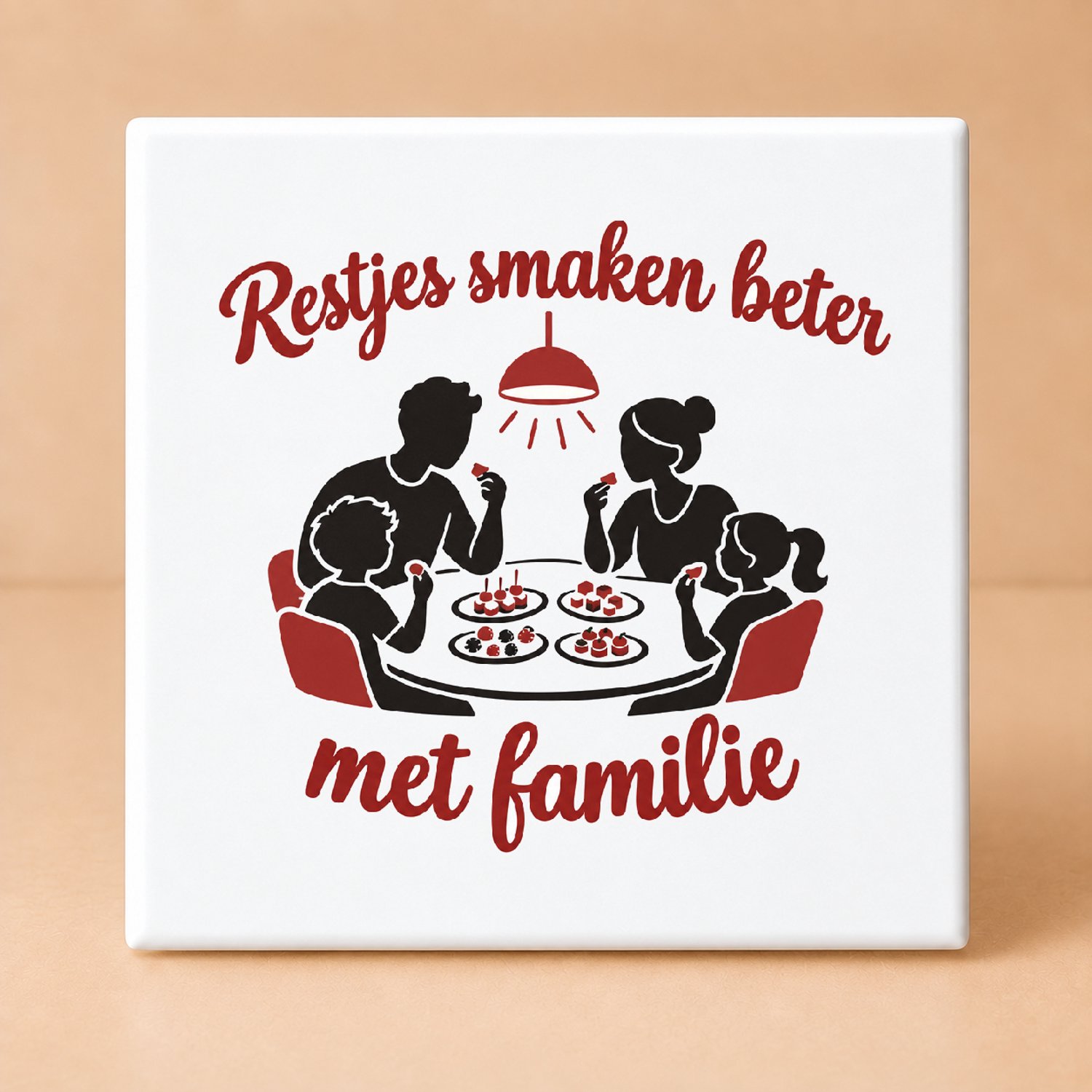 Bedruk King Stijlvolle Tegel "Deze familie draait op restjes en goede moed" – Minimalistisch zwart-wit lijnwerk voor gezinsliefhebbers - 15 x 15 cm