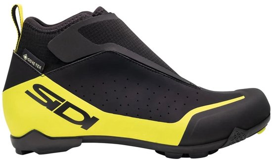 Zwarte SIDI MTB-winterfietsschoen met gele accenten, GORE-TEX-logo en gripvaste rubberen zool.