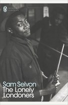 Zwart-witfoto op de cover van 'The Lonely Londoners' door Sam Selvon, met een man die een biljartkeu vasthoudt.