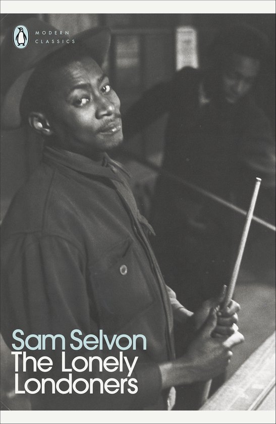 Zwart-witfoto op de cover van 'The Lonely Londoners' door Sam Selvon, met een man die een biljartkeu vasthoudt.