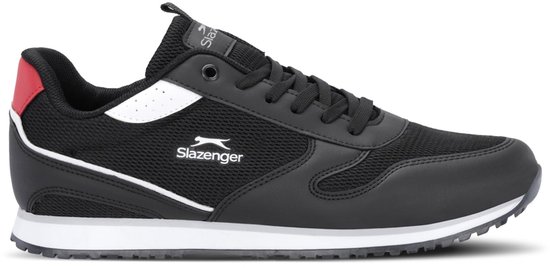 Zwarte Slazenger sneaker met mesh, witte zool, wit accent aan de zijkant en een rood hielstuk.