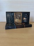 Drie IVANKART Construction Series speelkaarten-decks opgesteld voor een platte collector box.