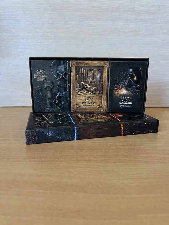 Drie IVANKART Construction Series speelkaarten-decks opgesteld voor een platte collector box.