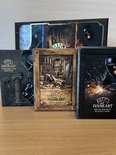Bovenaanzicht van de gestapelde Ivankart-kaartspellen: Metal, Wood en Stone & Glass edition.