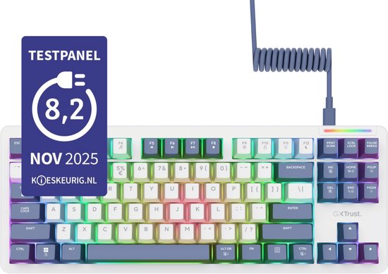 Wit mechanisch TKL-gamingtoetsenbord met RGB-verlichting, blauwe spiraalkabel en 'Testpanel 8,2' keurmerksticker.