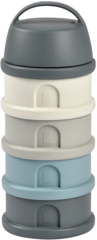 Tour de dosage de lait en poudre Béaba empilable en quatre tons de gris et bleu, avec poignée et logo B sur chaque bac.