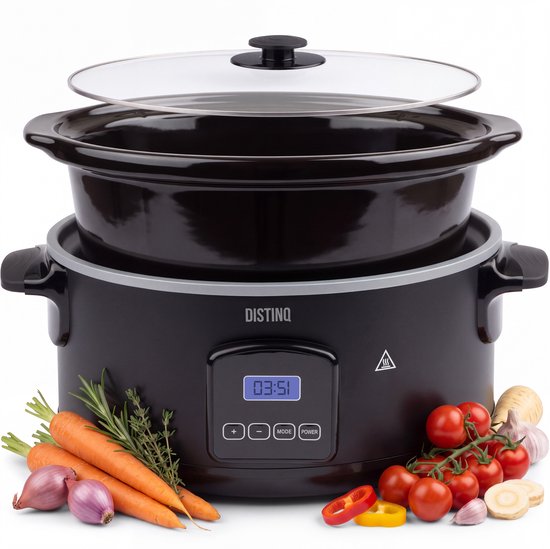 Zwarte DistinQ slowcooker met glazen deksel en LCD-scherm, omringd door verse groenten.