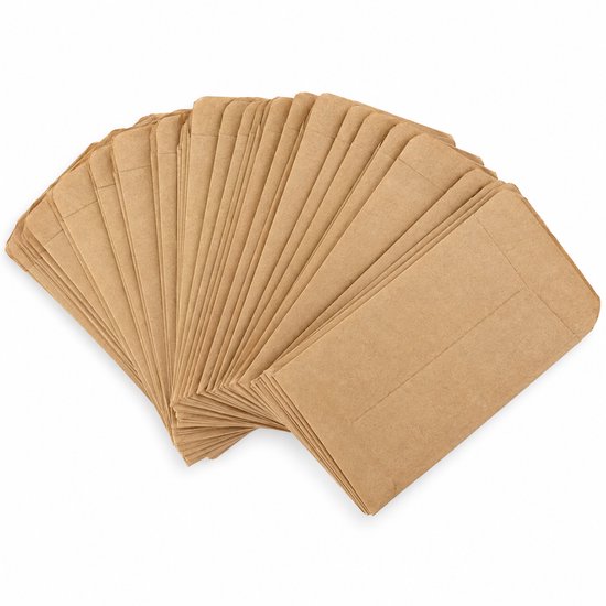 Een waaier van lege, bruine kraft enveloppen op een witte achtergrond.