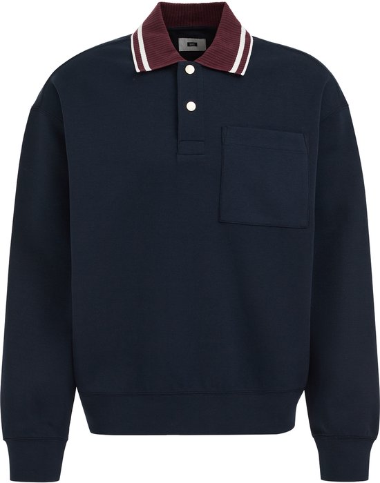 Marineblauwe relaxed-fit polotrui met bordeauxrode kraag, witte strepen, borstzak en knoopsluiting.
